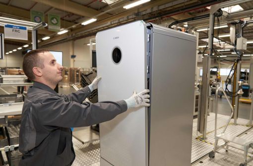 Ein Bosch-Mitarbeiter montiert eine Wärmepumpe – der Umsatz mit den klimafreundlichen Heizungen hat im vergangenen Jahr um 50 Prozent zugelegt. Foto: Bosch