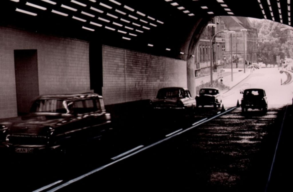 Am 17. März 1958 wird der Wagenburg-Tunnel dann seiner heutigen Bestimmung übergeben. Bei der Eröffnung gilt er als längster Straßentunnel der Bundesrepublik.