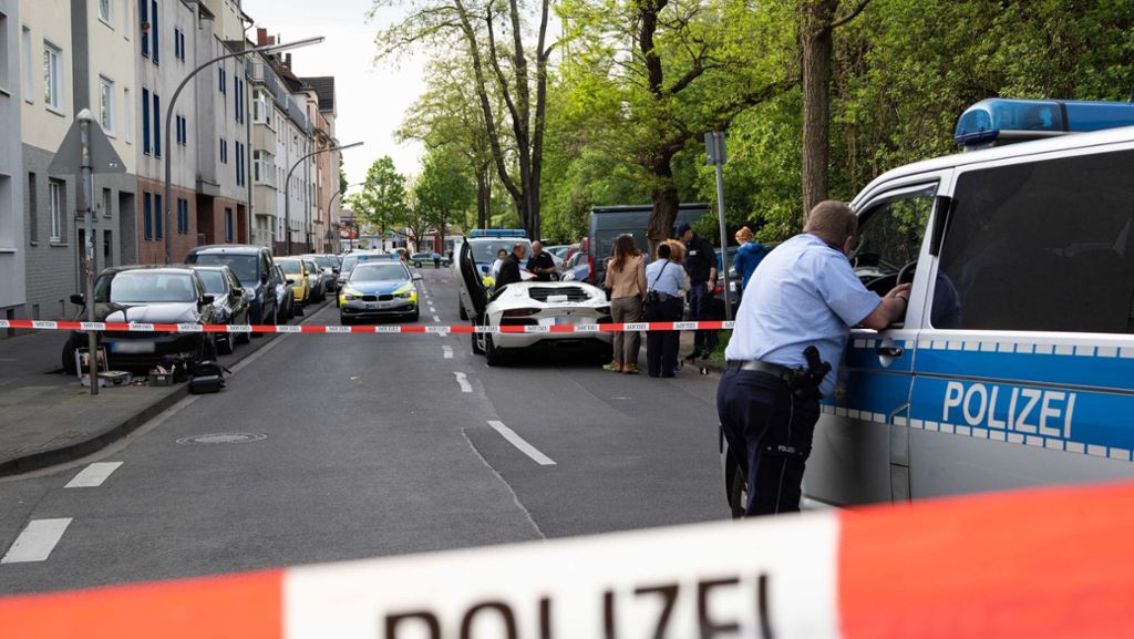  In Köln sind zwei Männer durch Schüsse schwer verletzt worden. Offenbar handelt es sich bei den Opfern um Mitglieder der Rockergruppe „Bandidos“. 