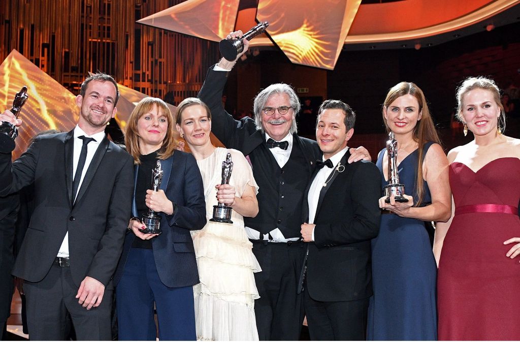 Sie sind die Gewinner des Abends: die Filmcrew des Europäischen Film des Jahres „Toni Erdmann“. (Von links): Produzent Jonas Dornbach, Regisseurin Maren Ade und die Schauspieler Sandra Hüller, Peter Simonischek, Trystan Pütter sowie Produzentin Janine Jackowski und Schauspielerin Hadewych Minis.