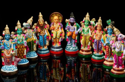 Während des Festes der „Neun Nächte der Göttin“  stellen die Menschen im indischen Bundesstaat Tamil Nadu bunte Pappmaché-Figuren auf. Foto: Linden-Museum/Dominik Drasdow