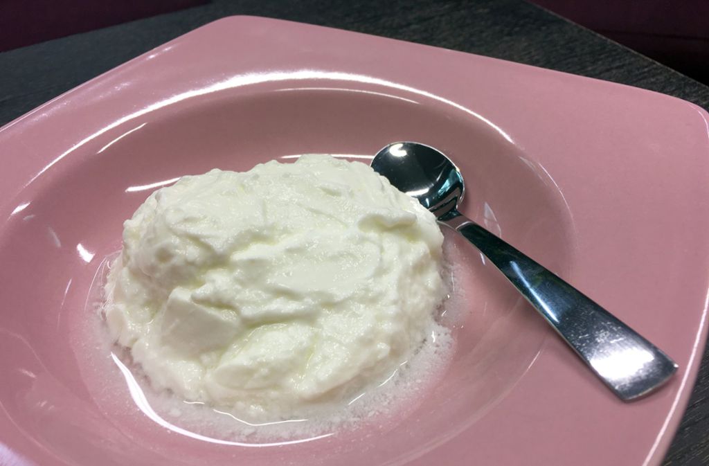Bei fettarmen Joghurts wird mitunter mehr Zucker hinzugefügt, damit der Geschmack nicht leidet. Auch die Anzahl der Kalorien sinkt dadurch nicht immer. Foto: dpa/Alexander Blum