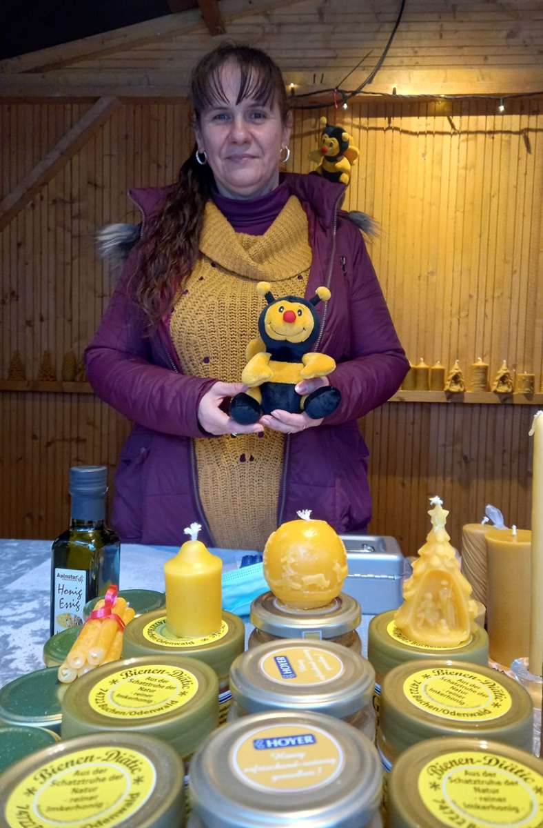 Irena Beredics aus Oeffingen mit ihren Produkten rund um den Honig.