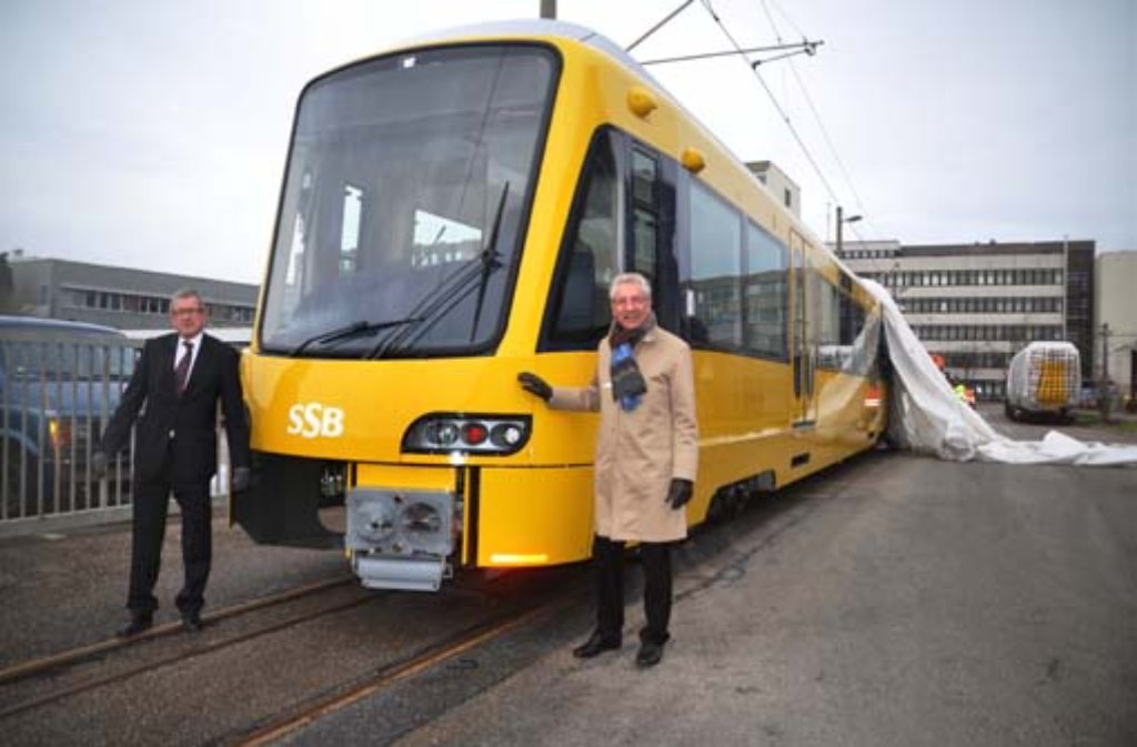 SSB-Vorstand Wolfgang Arnold (links) und Personalchef Reinhold Bauer (rechts) enthüllten die neue SSB-Stadtbahn.