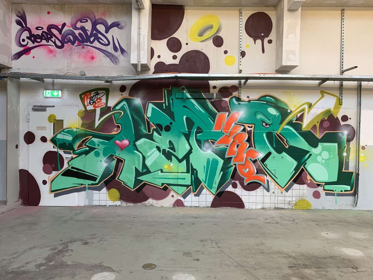 Sieben Sprayer haben eine alte Druckhalle im Verlagsgebäude der Esslinger Zeitung als Leinwand genutzt: Das Ergebnis: eine Graffiti-"Hall of Fame".