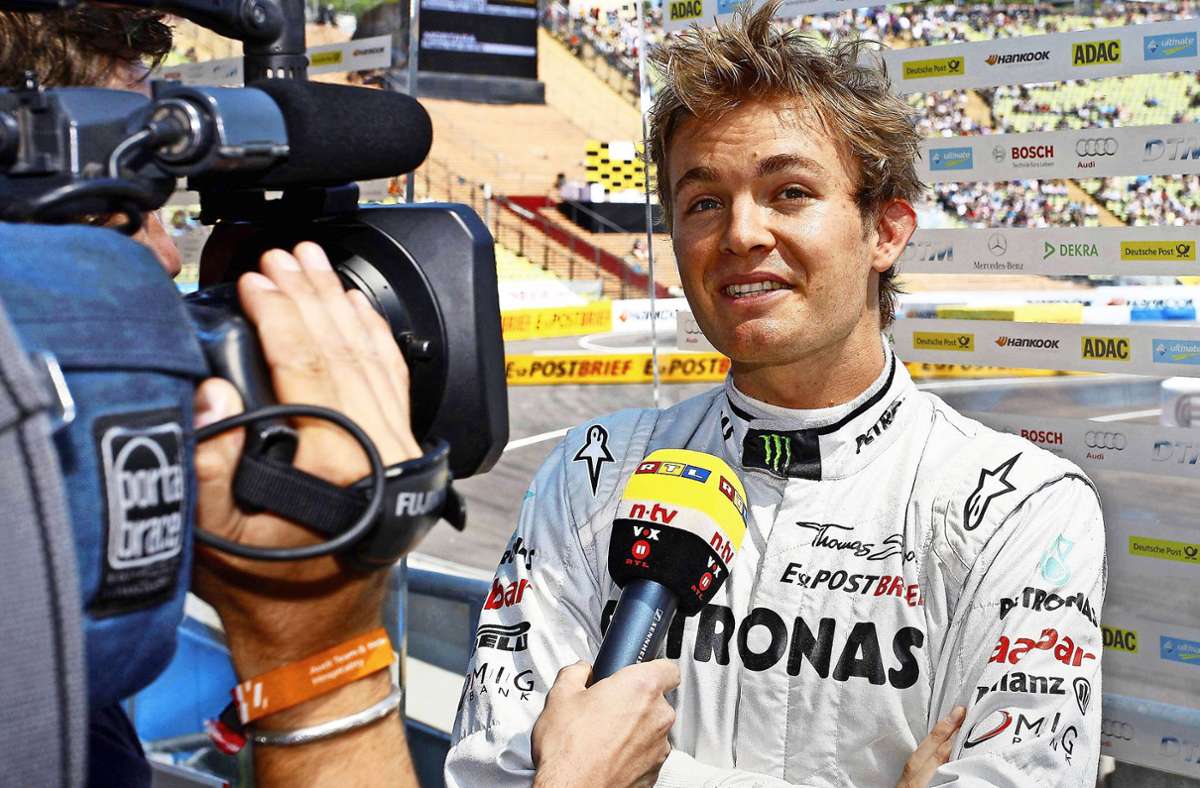 Nico Rosberg: Größte Erfolge im Motorsport Formel-1-Weltmeister 2016 – Karriere in der Formel 1 206 Rennen/23 Siege – Persönliches Geboren am 27. Juni 1985 in Wiesbaden; verheiratet, zwei Kinder – Besondere Begebenheit Mitgründer des GreenTech-Festivals, einer globalen Plattform für Zukunftstechnologien – Was macht er heute TV-Experte in der Formel 1, Jury-Mitglied bei der TV-Show „Höhle des Löwen“