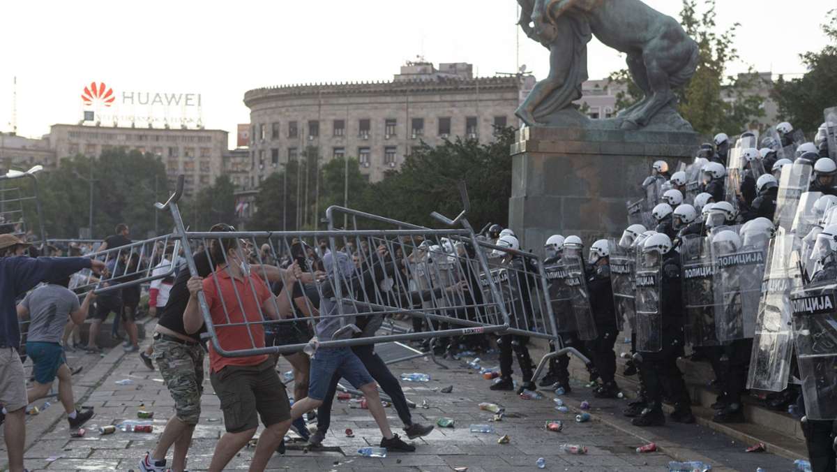 Eskalation in Serbien: Polizei setzt Tränengas und Knüppel gegen Corona-Demonstranten ein