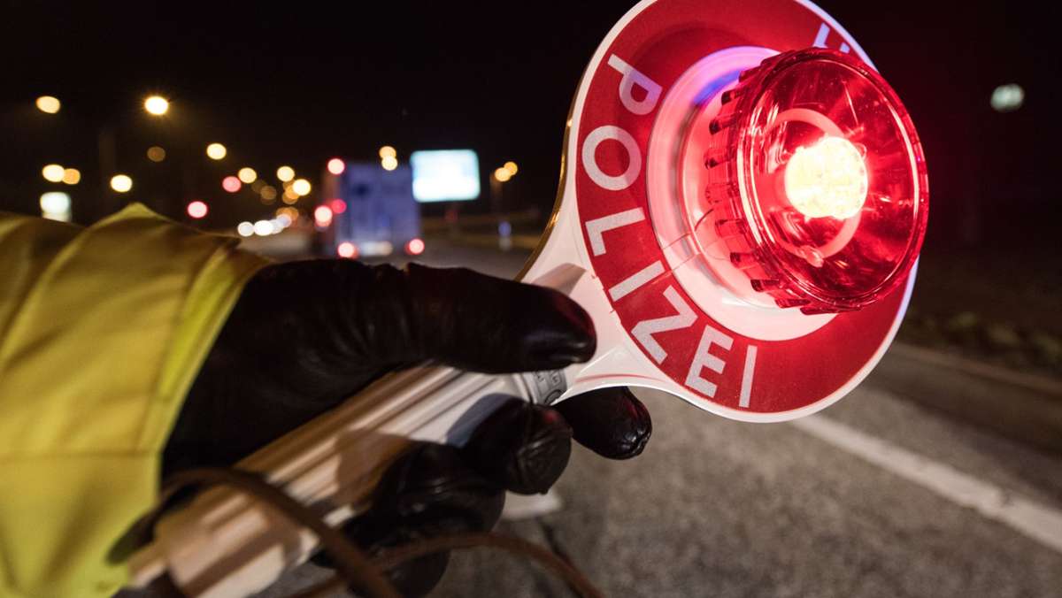  Eine Streifenwagen der Polizei hat am Samstagabend nur knapp die Falschfahrt einer 25 Jahre alten Frau auf der B313 bei Köngen (Kreis Esslingen) verhindert. Die Beamten waren dort eigentlich zur Absicherung eines Pannenfahrzeuges im Einsatz gewesen. 