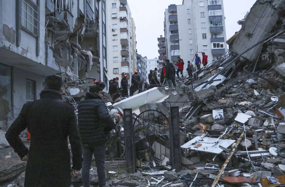 Menschen und Rettungsteams versuchen in Adana, eingeschlossene Bewohner in eingestürzten Gebäuden zu erreichen. Foto: dpa/cf