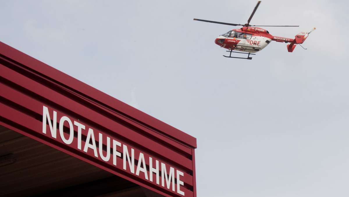  Ein 55-Jähriger hat sich am Mittwochnachmittag bei einem Arbeitsunfall in Kirchheim (Kreis Esslingen) schwer verletzt. Der Mann musste mit einem Rettungshubschrauber in eine Klinik geflogen werden. 