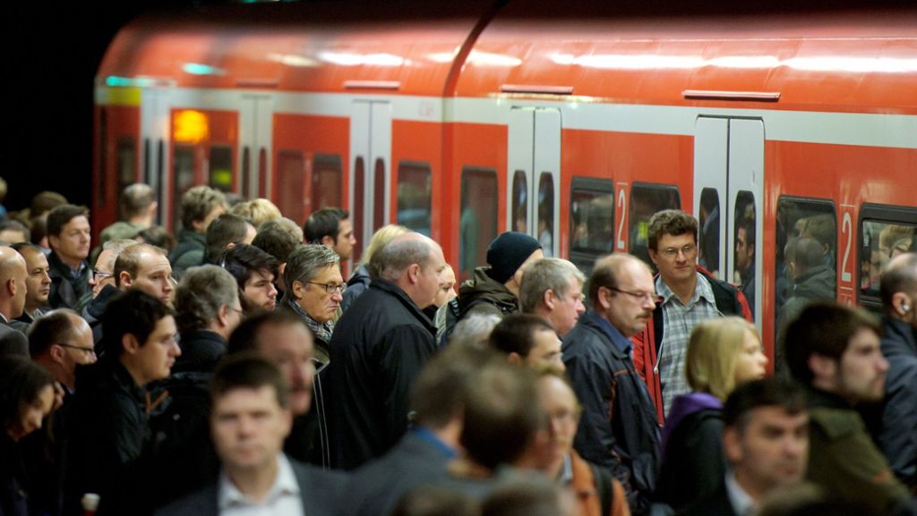 Unfall in Stuttgart: Fahrgäste saßen in voller S-Bahn fest