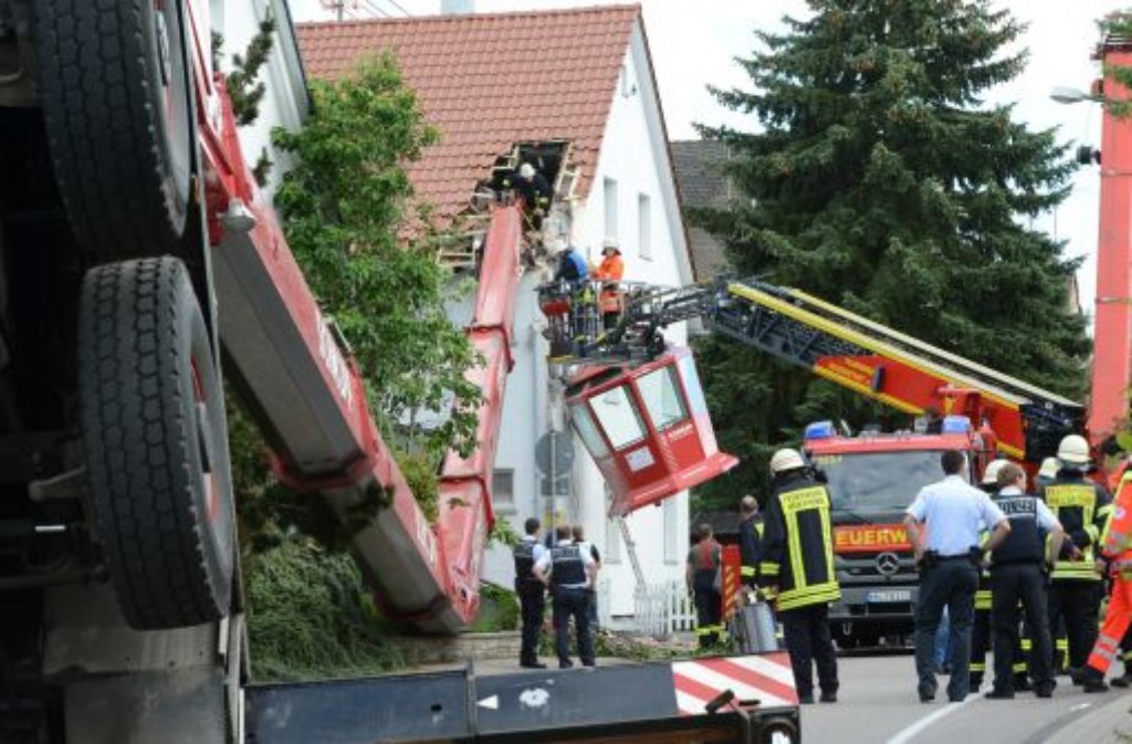Bei einem Schulfest in Neuenstadt am Kocher war der Kran mit einer Aussichtsgondel umgestürzt und in ein Mehrfamilienhaus gekracht.