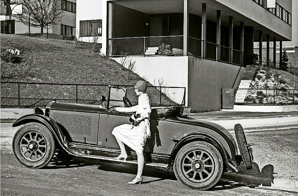 Elsbeth Böklen posiert im Jahr  1928  vor dem Le-Corbusier-Haus Foto: Daimler