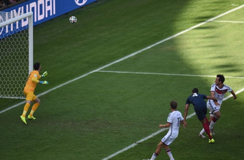 Auch für die Franzosen war im Viertelfinale Endstation. Mats Hummels besiegelte mit seinem zweiten Kopfballtor im Tunrier die 0:1-Niederlage.