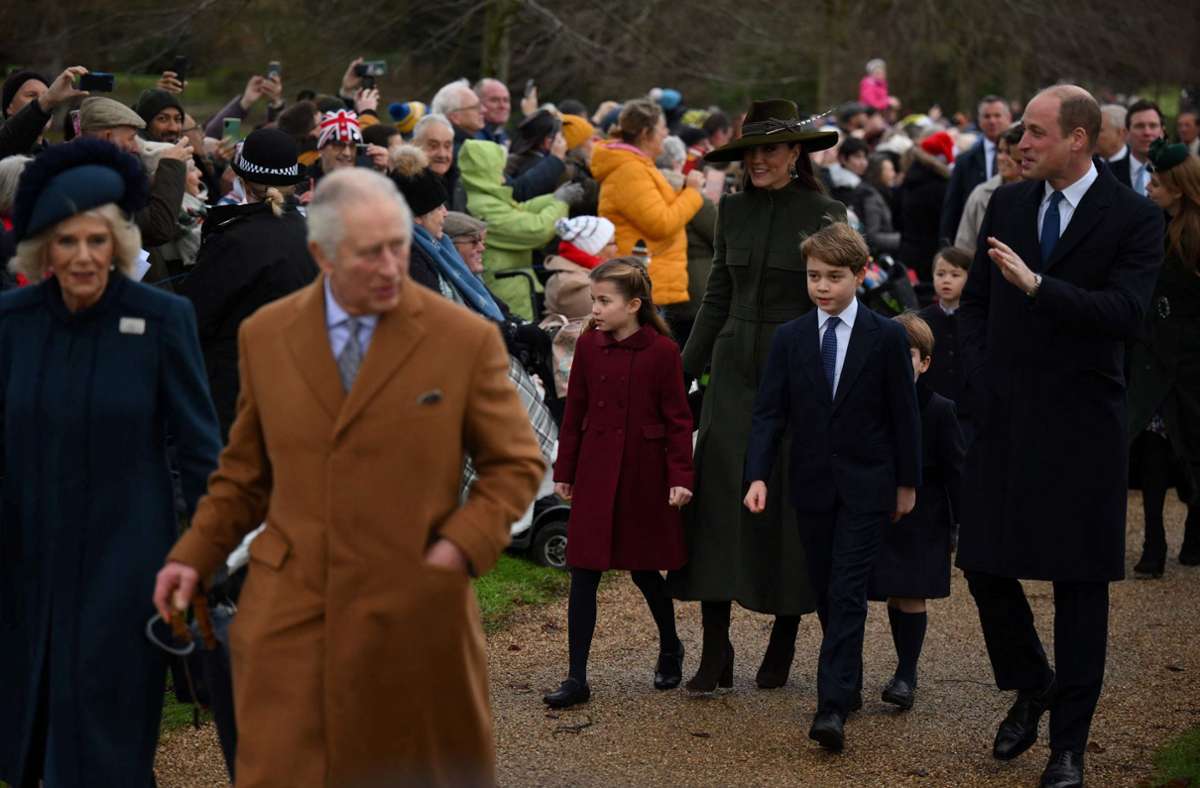 Für König Charles III., seiner Ehefrau Königin Camilla, Thronfolger Prinz William und Co. war es das erste Weihnachtsfest ohne Königen Elisabeth II.