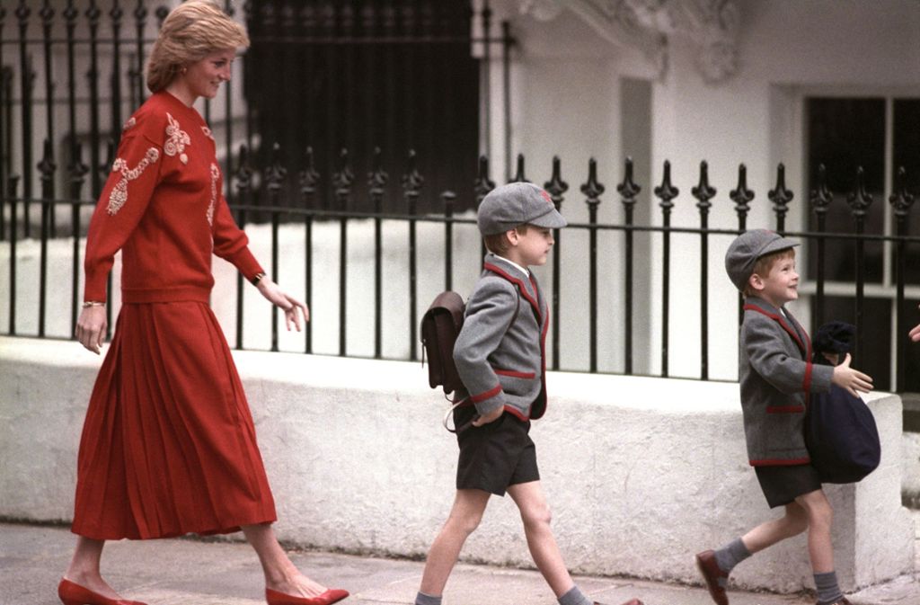 September 1989: Begleitet von seinem großen Bruder William und seiner Mutter Diana tritt Prinz Harry zum Schulstart in der Wetherby School in Notting Hill an.