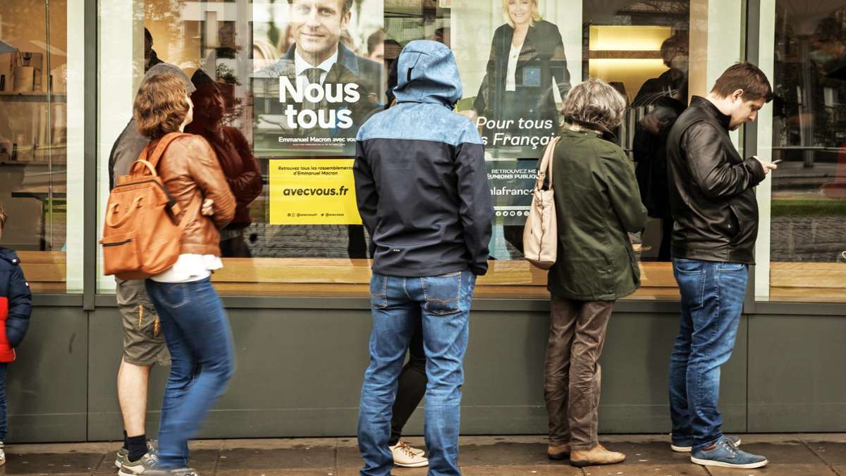 Franzosen wählen in Stuttgart: Schlange stehen für die Stichwahl