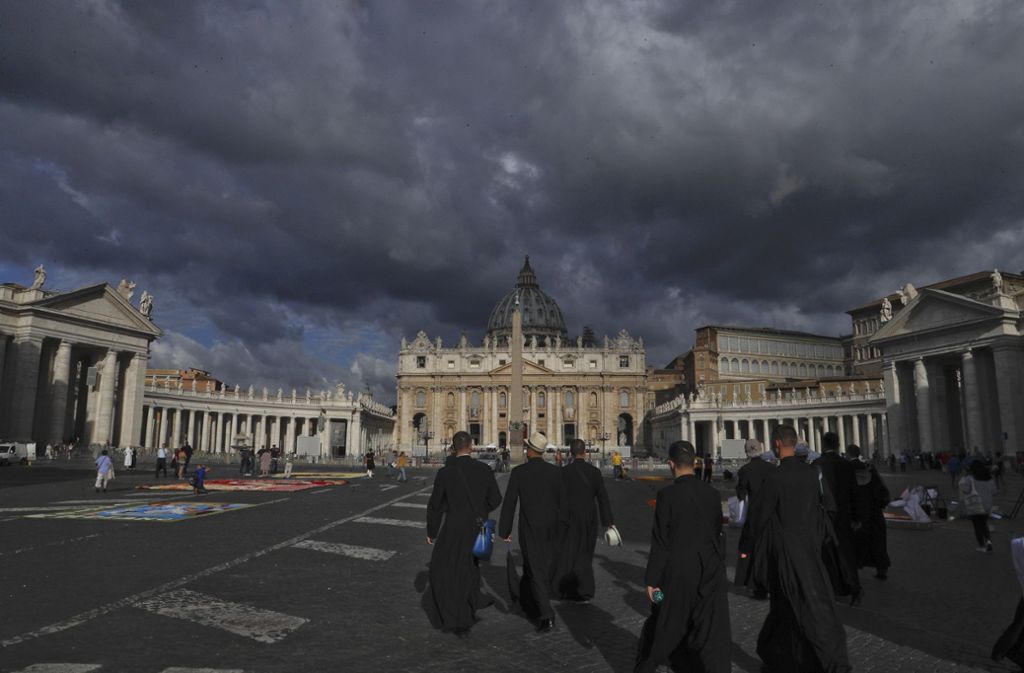 Dunkle Wolken über dem Vatikan: Die australischen Strafbehörden im Bundesstaat Victoria ermitteln gegen den Papst-Vertrauten Kardinal George Pell wegen sexuellen Missbrauchs.