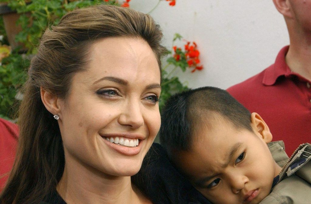2002 hatte Jolie bereits den kambodschanischen Jungen Maddox angenommen, 2005 adoptierte sie das äthiopische Mädchen Zahara.