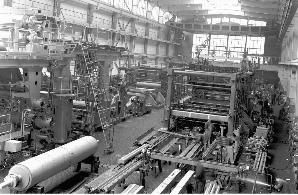 Der Blick in Fabrik zeigt: die Papiermaschinen sind gigantisch.