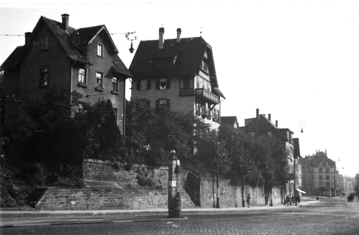 Der Spaziergang beginnt an der Abzweigung Hohentwiel- / Böblinger Straße. Das imposante Haus mit dem Balkon steht bis heute.