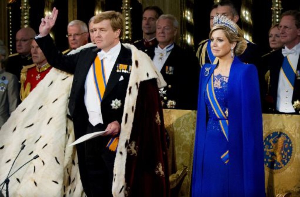 In Hermelin und königsblau: König Willem-Alexander und Königin Máxima der Niederlande beim Amtseid in der Nieuwe Kerk in Amsterdam. Foto: dpa