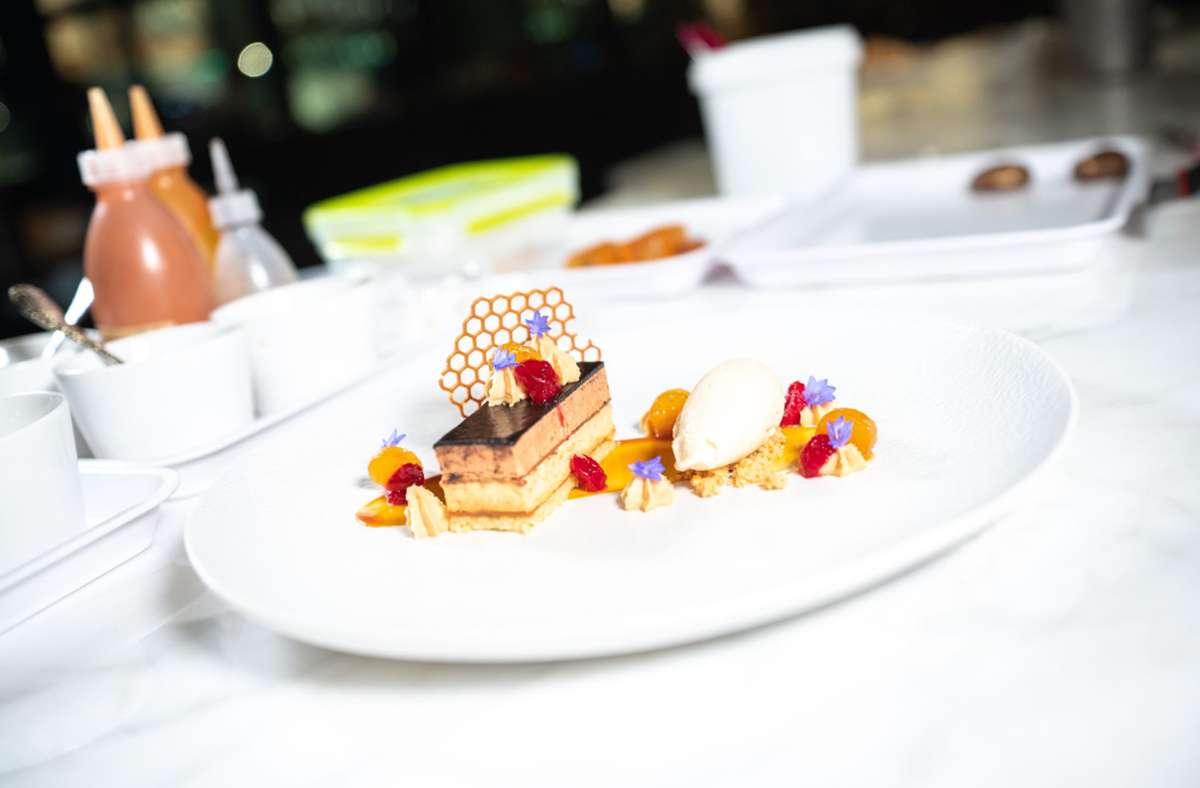 Auch die Desserts sind eine Pracht: hier eine „Symphonie von der Haselnuss mit Millot-Schokolade, Karmal und Kaffee“.