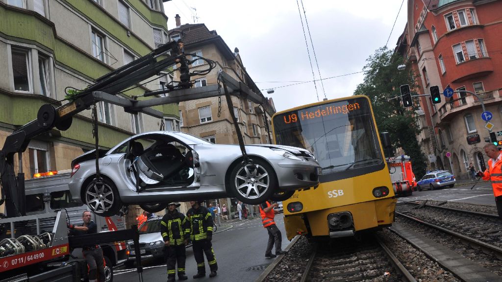 Unfall in Stuttgart-West: Mercedes gerät unter Stadtbahn
