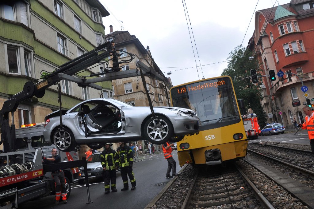 Vorfahrtsunfall in Stuttgart-West: Mit einem Abschleppwagen wird der Mercedes nach dem Unfall mit der Stadtbahn von den Gleisen gehoben.