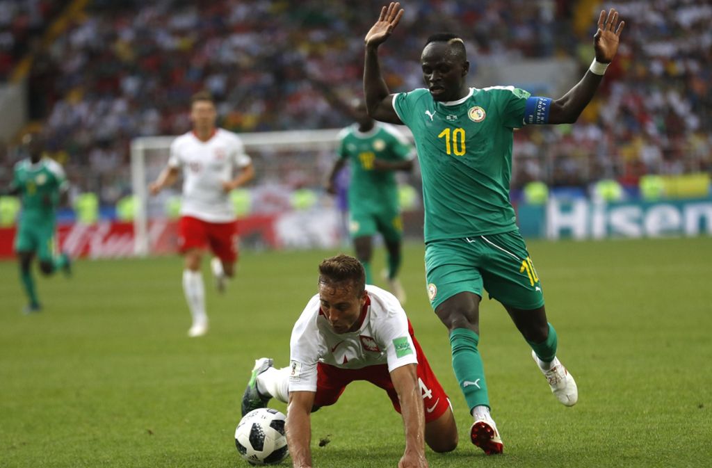 Bei den Polen erwischte es Thiago Cionek (Vordergrund) – durch einen unglücklichen Ballkontakt lenkte er den Ball gegen Senegal ins eigene Netz.