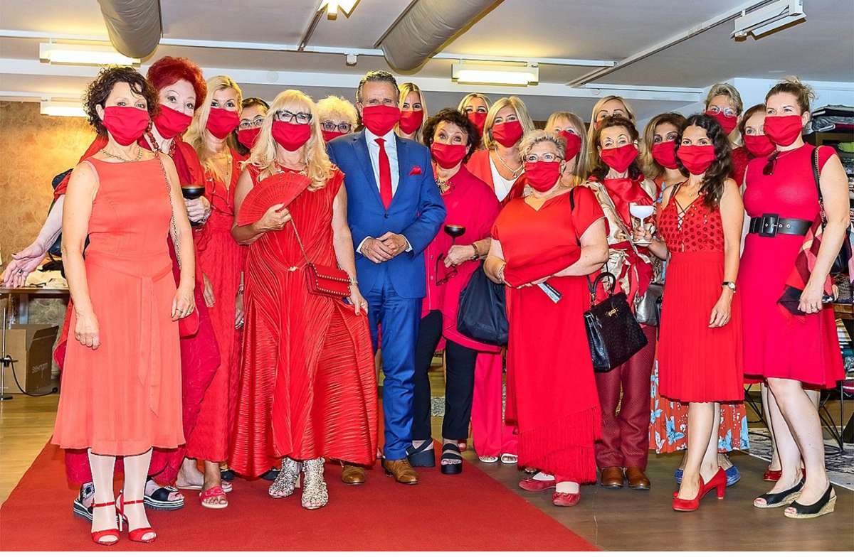 20 Personen aus 20 Haushalte dürfen sich jetzt wieder treffen: Der Red Ladys Club Stuttgart hat die rote Maske in der Stuttgarter Factory aufgesetzt. Der einzige Mann ist OB-Kandidat Frank Nopper, die anderen Kandidaten sollen folgen.