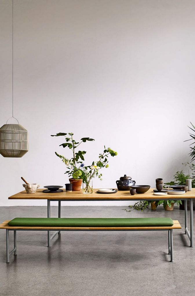 Schön auch für die Wohnung und mit industriellem Charme: Outdoor-Bank und Tisch, entworfen von der dänischen Designerin Cecilie Manz für die Firma Gloster.