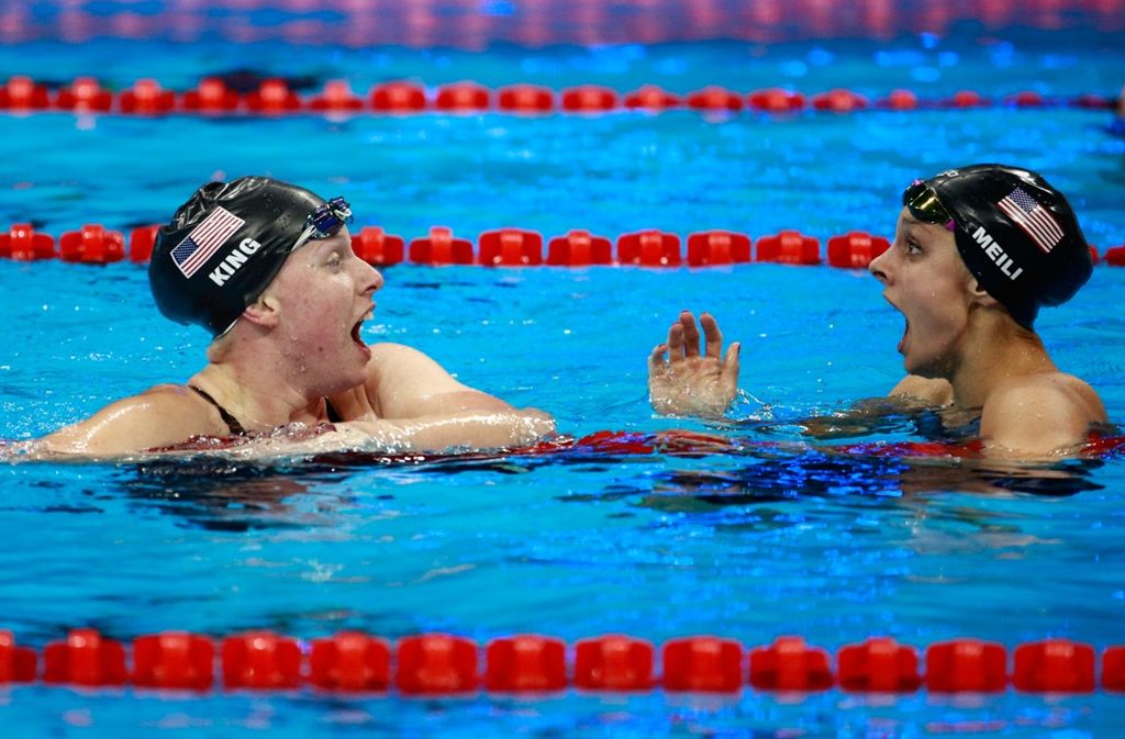 Zwei, die das Glück kaum fassen können: Die US-Amerikanerin Lilly King feierte ihre Goldmedaille mit der amerikanischen Schwimmerin Katie Meili.