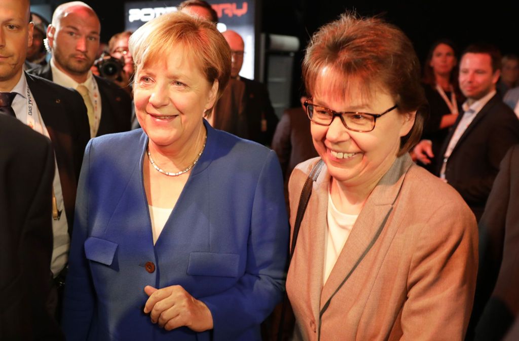 Sie tritt fast nie öffentlich auf und hat doch viel Macht: Beate Baumann ist die Büroleiterin von Angela Merkel und gilt als eine ihrer engsten Beraterinnen. Baumann arbeitet schon seit vielen Jahren für Merkel. Freundinnen seien Baumann und Merkel aber nicht, heißt es im Umfeld der Kanzlerin. Sie hätten ein sehr professionelles Verhältnis und siezten sich.