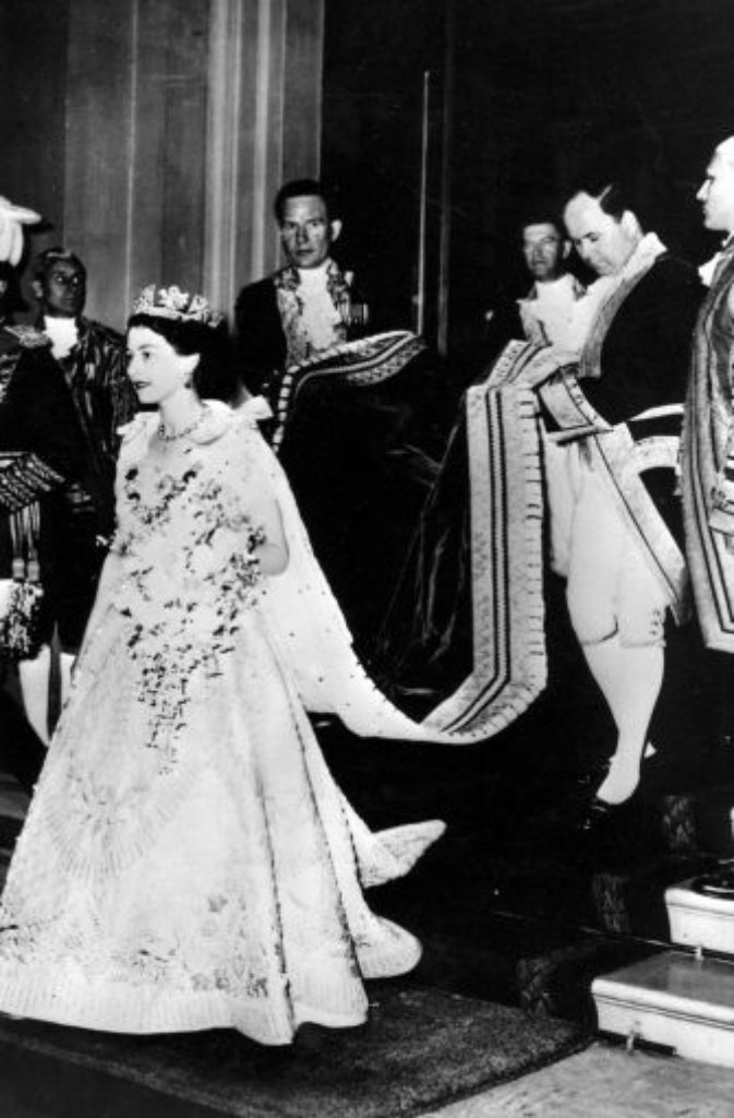 Georg VI. stirbt jung - und plötzlich ist Elizabeth am Zuge: 1952 wird die erst 27-Jährige zur Königin proklamiert. "Du armes Ding", soll ihre Schwester Margaret gesagt haben.
