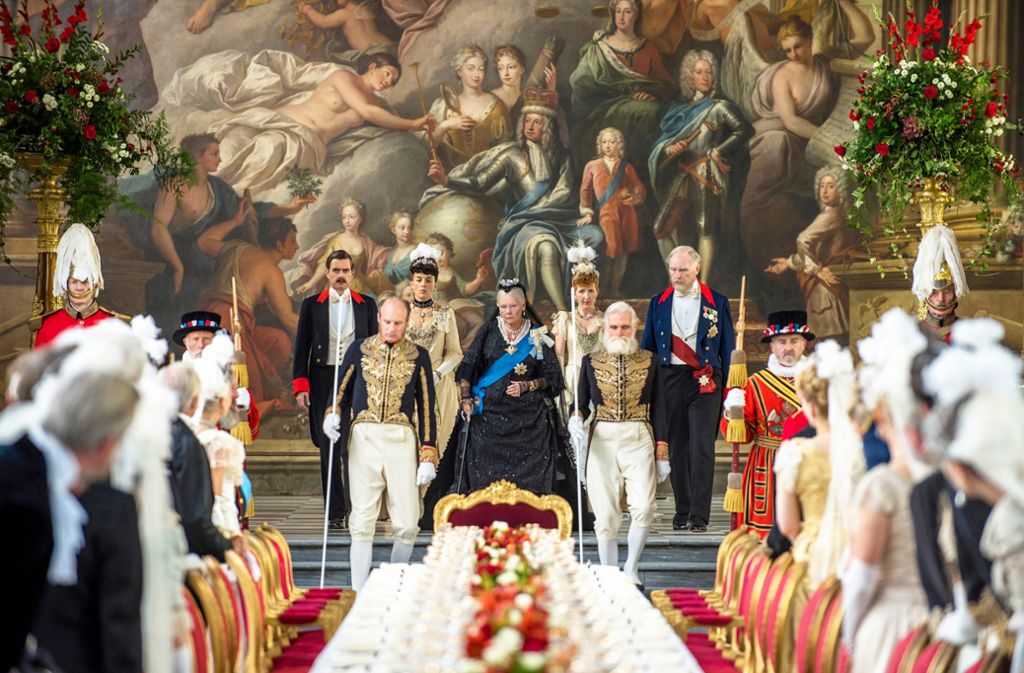 Staatsbankett mit Queen Victoria (Judi Dench, M.), die aus Trauer um ihren lang verstorbenen Gatten Albert immer noch Schwarz trägt.