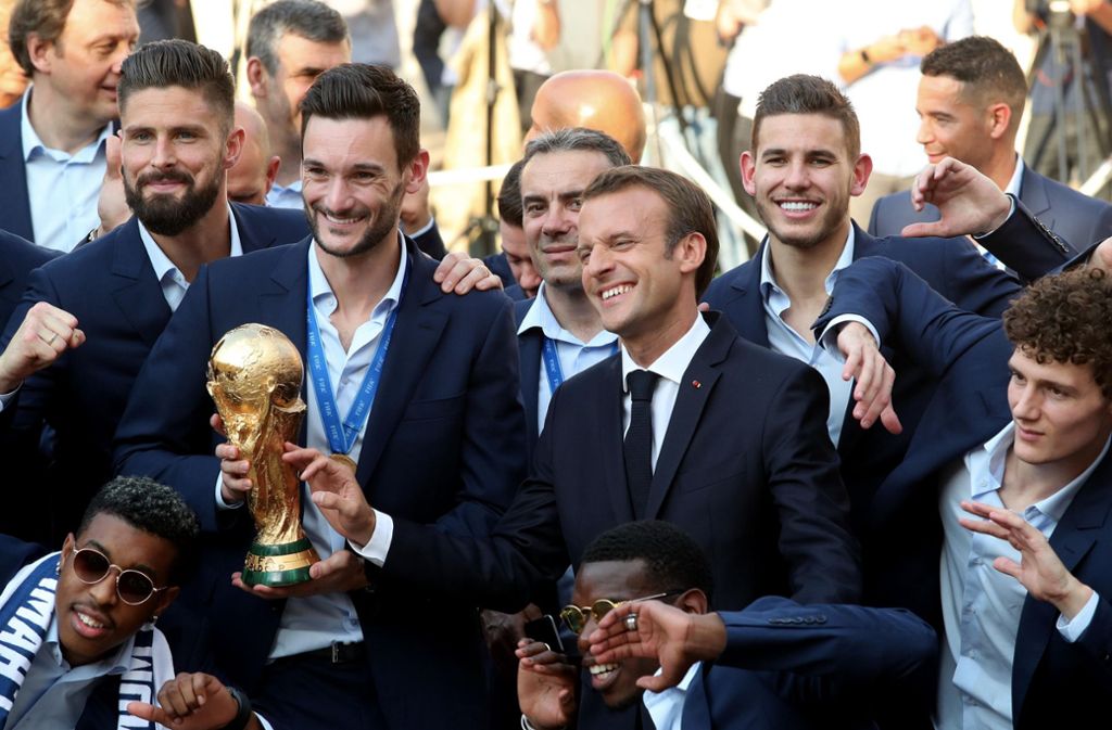 Benjamin Pavard (hier ganz rechts) feiert den WM-Titel ganz nah bei Frankreichs Präsident Macron.