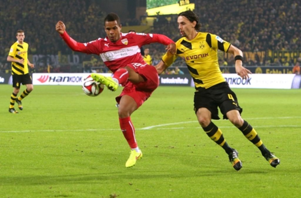 Tanz um den Ball: der Stuttgarter Daniel Didavi (links) und der Dortmunder Neven Subotic.