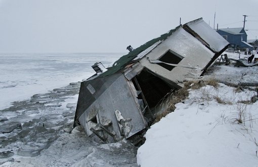 Tauwetter in der Arktis – schwere Schäden an Häusern in Shishmaref. Foto: AP