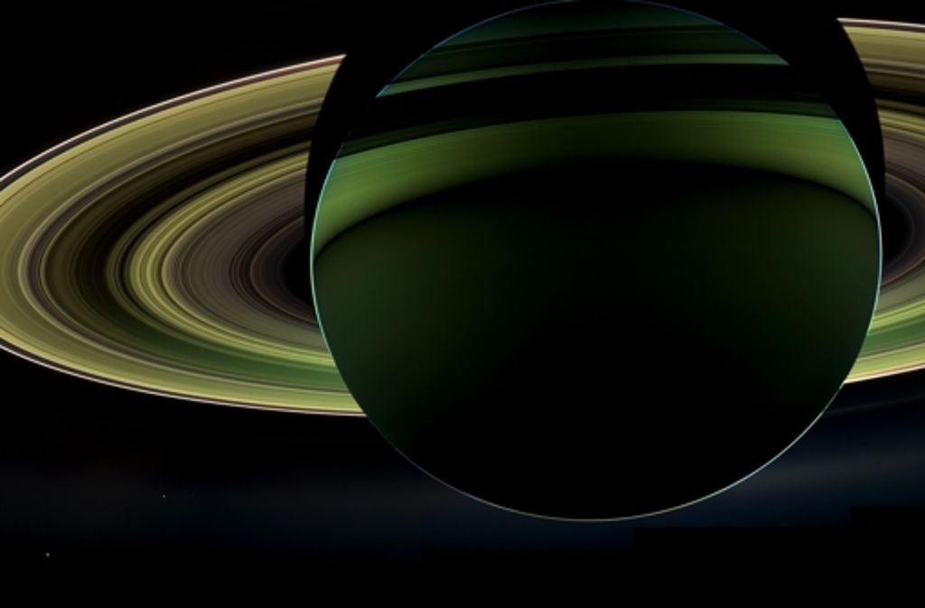 Der Saturn gefällt den Forschern so gut, dass sie ihn immer wieder fotografieren. Diese Aufnahme, auf der unten links auch kleine Monde des Saturn zu erkennen sind, ist 2012 entstanden.