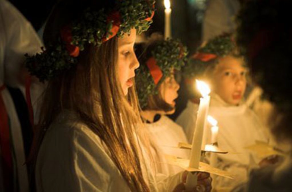 Beim Nürtinger Adventsmarkt erleuchten hunderte Kerzen die Altstadt. Und sobald es dämmert, zieht die schwedische Lichterkönigin mit ihrem Gefolge durch die Gassen... Dieses Jahr findet der Markt am 13. und 14. Dezember (3. Adventswochenende) jeweils von 11 bis 20 Uhr statt.
