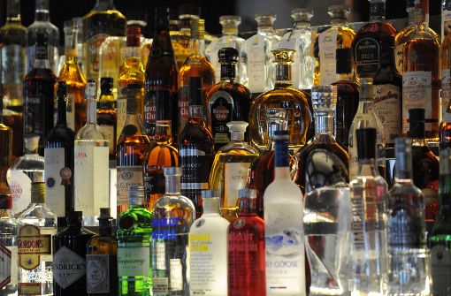 Alkohol darf künftig auch wieder nach 22 Uhr eingekauft werden. Foto: dpa