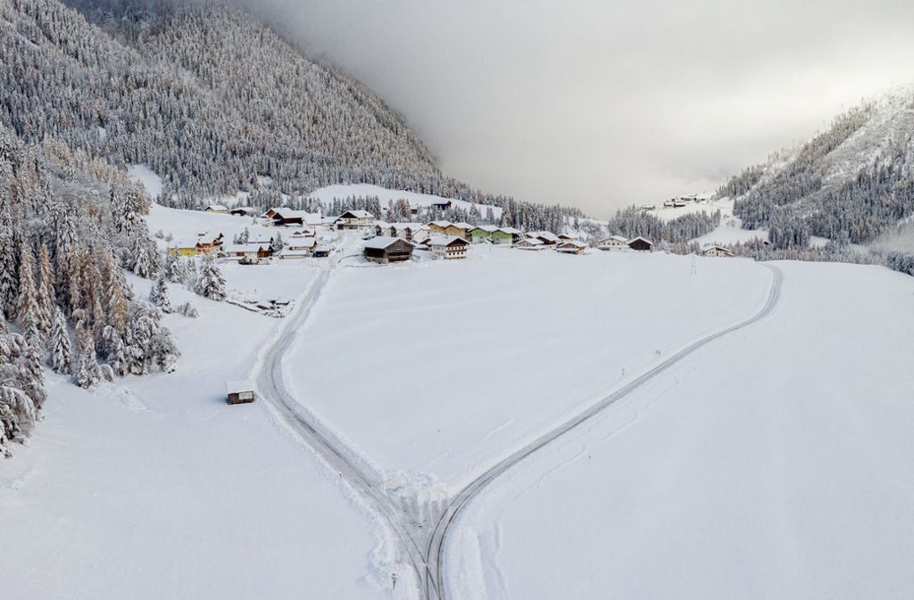 Tief verschneit ist der Weiler Lesach in Kals am Großglockner. Die extremen Schneefälle der vergangenen Tage sorgen in Teilen Österreichs für massive Gefahren und Behinderungen.