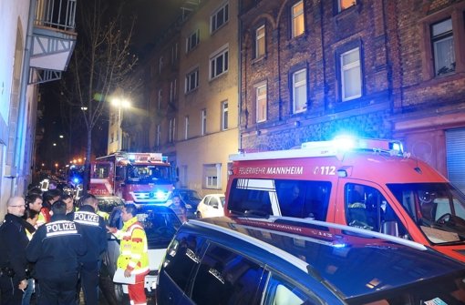 Bei einem Feuer in Mannheim kommen in der Nacht in diesem Haus zwei Jungen und ein Mädchen ums Leben. Foto: dpa