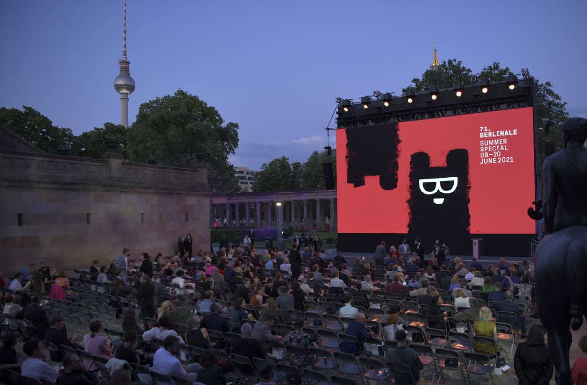 Viele Menschen vor einer großen Leinwand: Eröffnung des Filmfestivals Berlinale auf der Berliner Museumsinsel Foto: dpa/Stefanie Loos