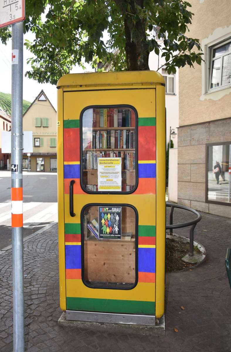 Die Bücherzelle in Untertürkheim, aufgestellt von der Bürgerinitiative „Bunt statt grau“ in der Widdersteinstraße