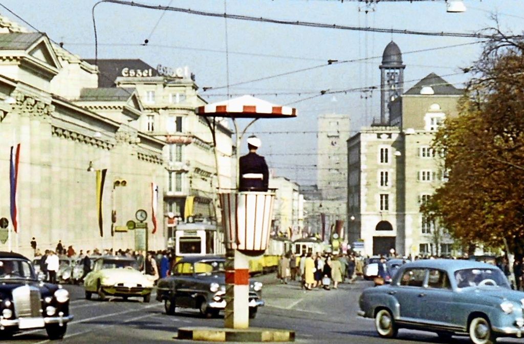 Ein Polizist regelt um 1960 auf dem Podest den Verkehr auf dem Stuttgarter Schlossplatz: eine Szene aus dem Film „Heimatbilder“, der an Karfreitag um 19 Uhr im SWR-Fernsehen läuft.