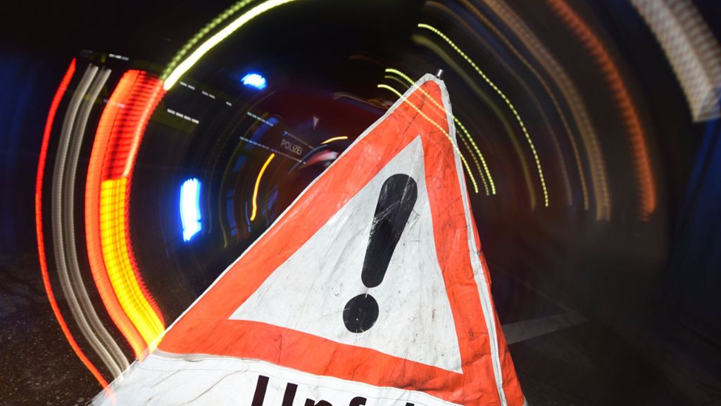 B27 im Kreis Esslingen: Lkw bleibt an Brücke hängen und beschädigt Mercedes