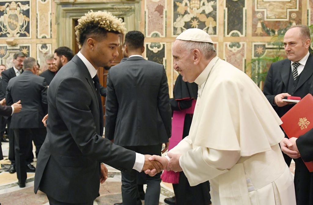 Serge Gnabry gibt Papst Franziskus die Hand.