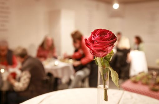 Ein Abend im Zeichen der Rose: Zum Valentinstag verwöhnten die „Kultourmacher“ ihre Gäste mit Musik und Kulinarik. Foto: Stefanie Schlecht